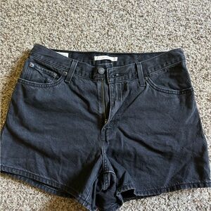 Black levi’s jean shorts